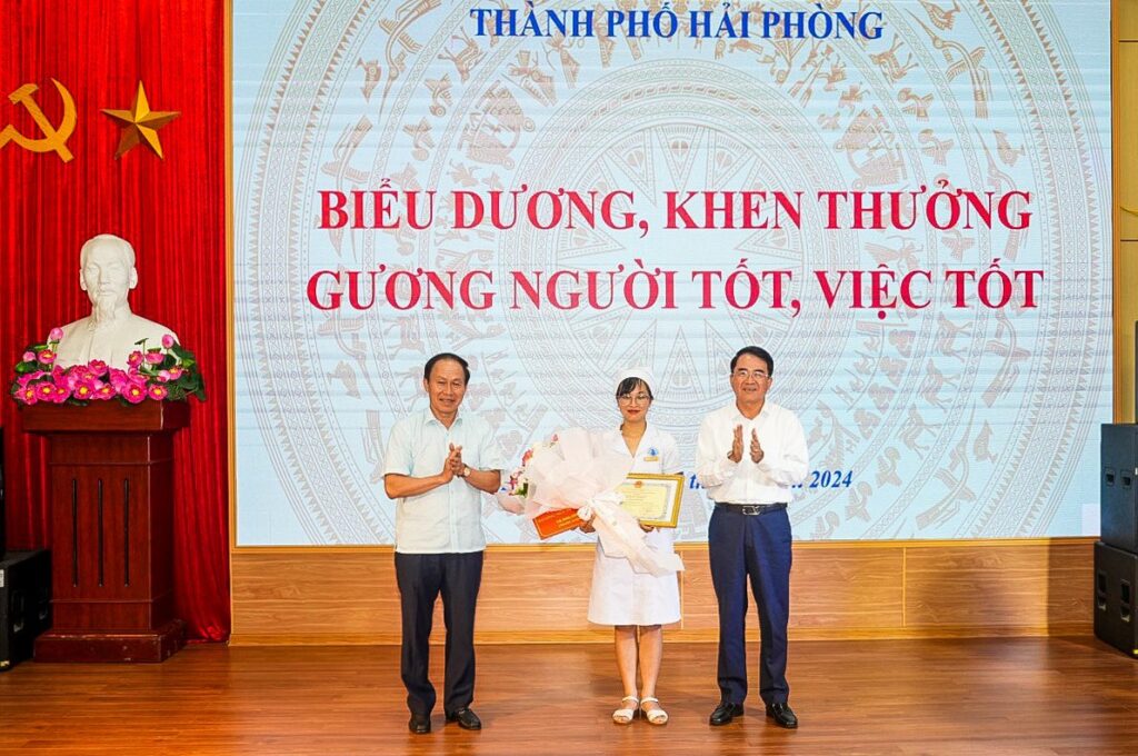 Trao bằng khen cho nữ điều dưỡng cấp cứu em bé bị sặc sữa