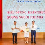 Trao bằng khen cho nữ điều dưỡng cấp cứu em bé bị sặc sữa